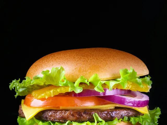 Hamburguesa clásica con lechuga, tomate y cebolla morada