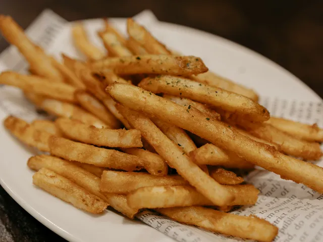 Papas fritas rústicas servidas en papel