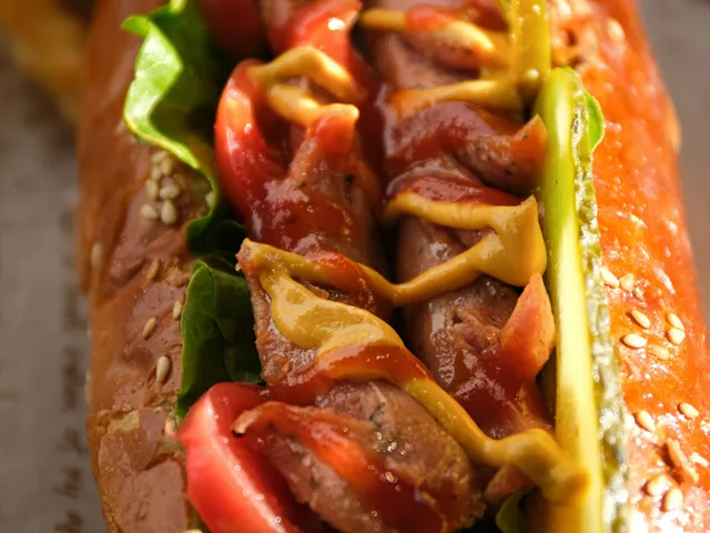 Perro caliente con tomate, jalapeño y mostaza
