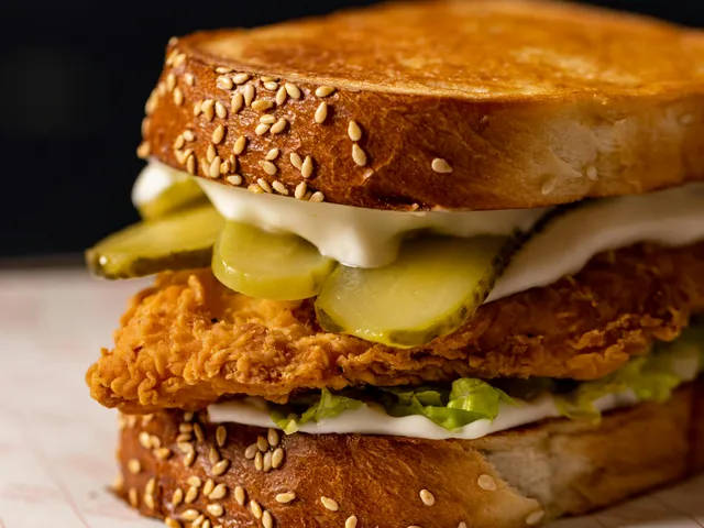 Sándwich de pollo apanado con pepinillos